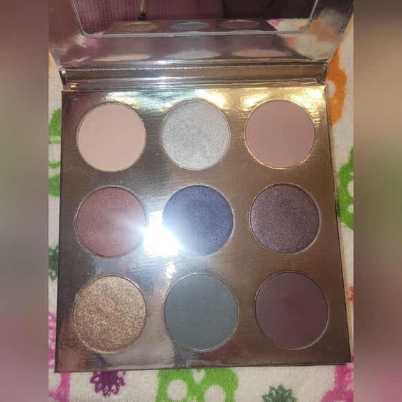 Kylie Cosmetics The Holiday 2016 Palette Eyeshadow Palette - Picture 4 of 6